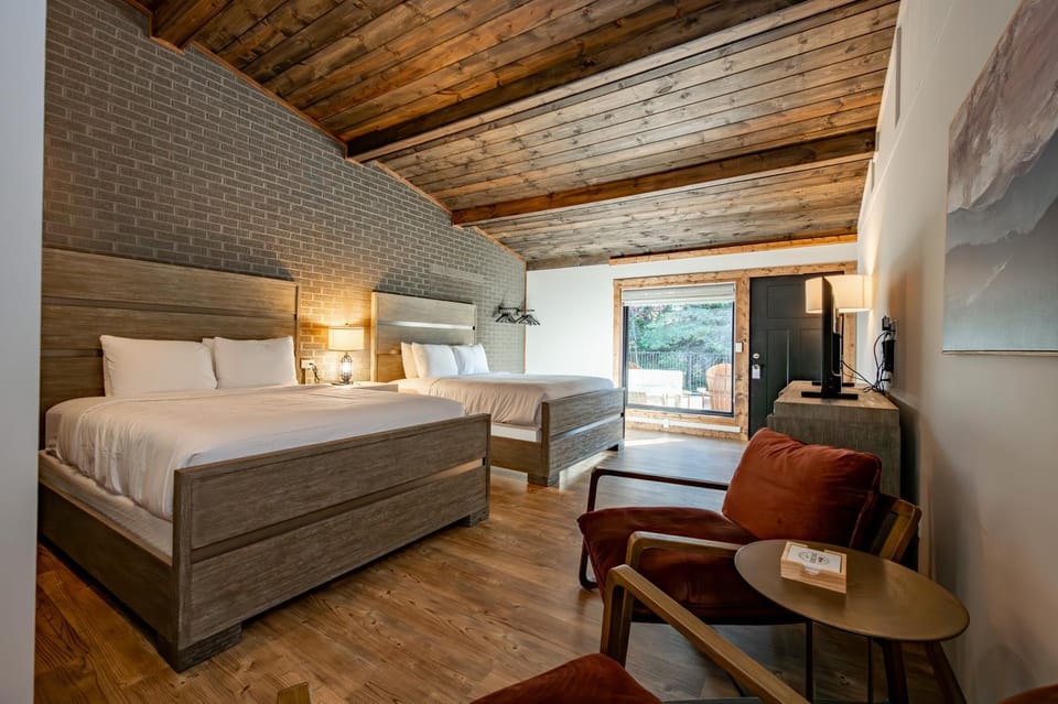 Cove Creek Lodge 215 Standard Double Queen Room House in Deep Creek Lake
