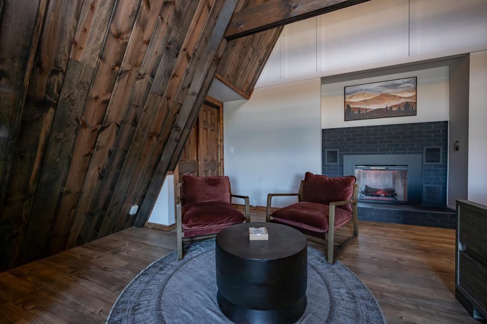 Cove Creek Lodge 207 Standard Double Queen Fireplace Room House in Deep Creek Lake