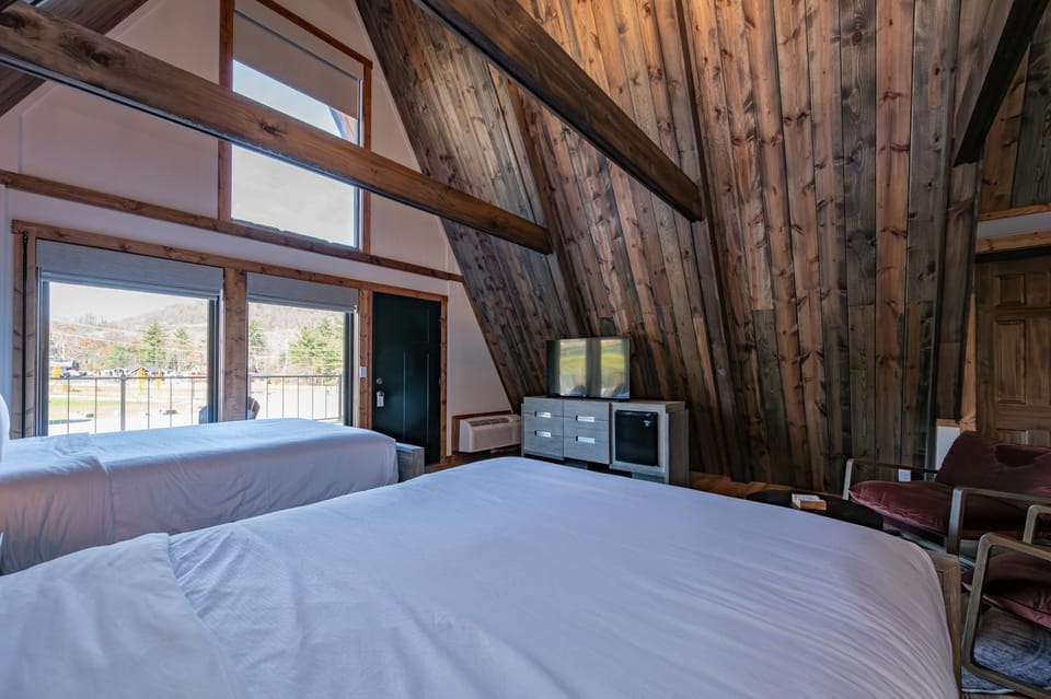 Cove Creek Lodge 207 Standard Double Queen Fireplace Room House in Deep Creek Lake