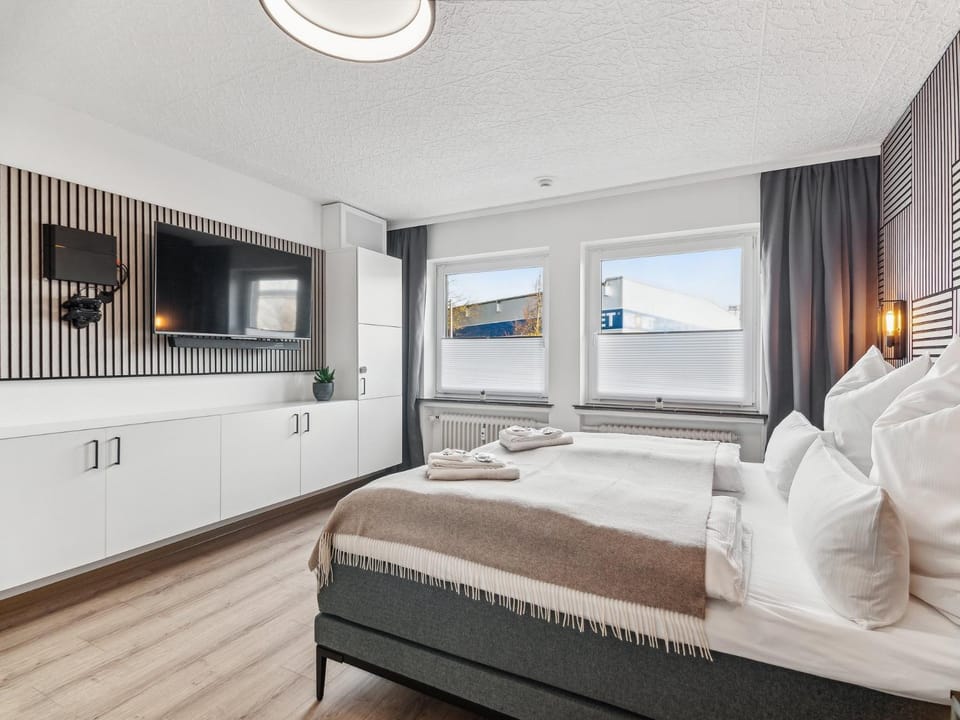 Bed, TV and multimedia, Photo of the whole room, Seating area, Evening entertainment, Bedroom