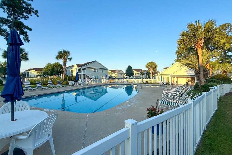 Golf Course Views & Pool: Myrtle Beach Retreat House in Carolina Forest