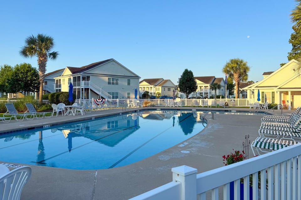 Golf Course Views & Pool: Myrtle Beach Retreat House in Carolina Forest