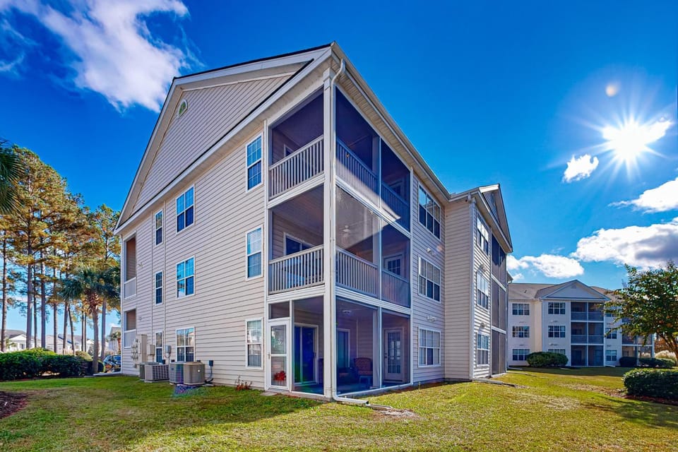 Golf Course Views & Pool: Myrtle Beach Retreat House in Carolina Forest