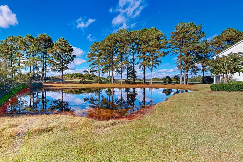 Golf Course Views & Pool: Myrtle Beach Retreat House in Carolina Forest