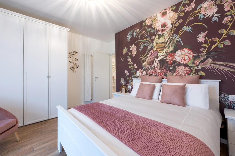Lora luxury Suite 5, free private parking, self check in, air conditioner Apartment in Como