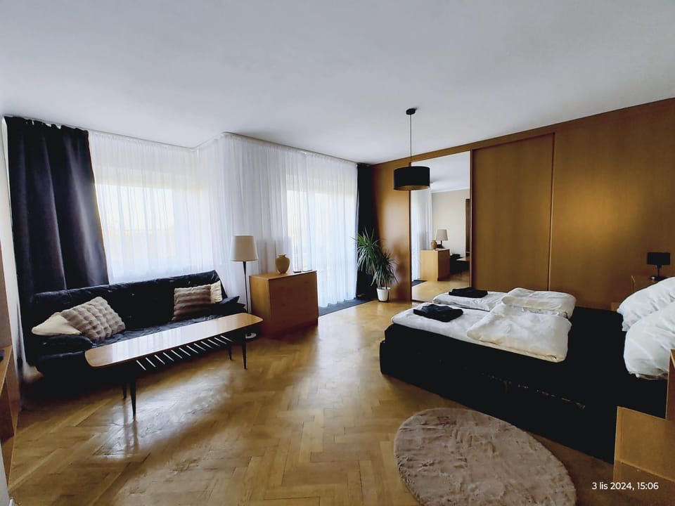 Bed, TV and multimedia, Photo of the whole room, Seating area, Bedroom, towels, wardrobe