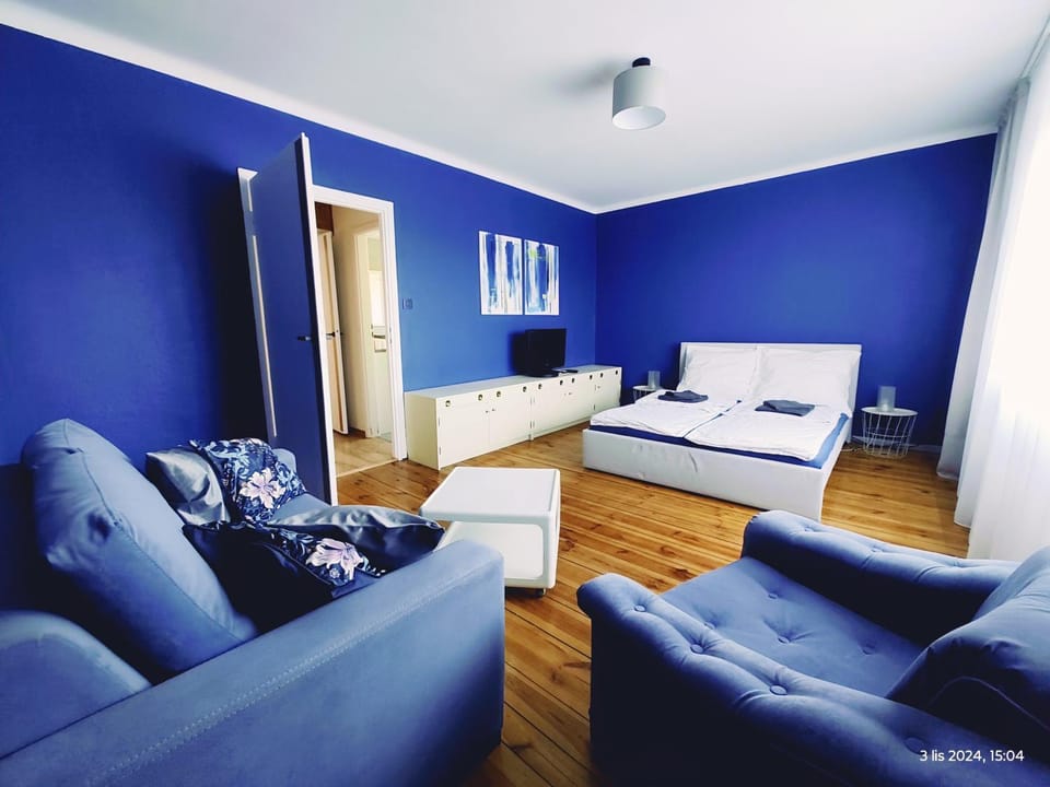 Bed, Photo of the whole room, Seating area, Bedroom