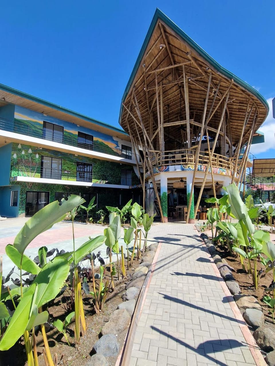 Property building, Restaurant/places to eat, Facade/entrance, Day, Garden, Garden view