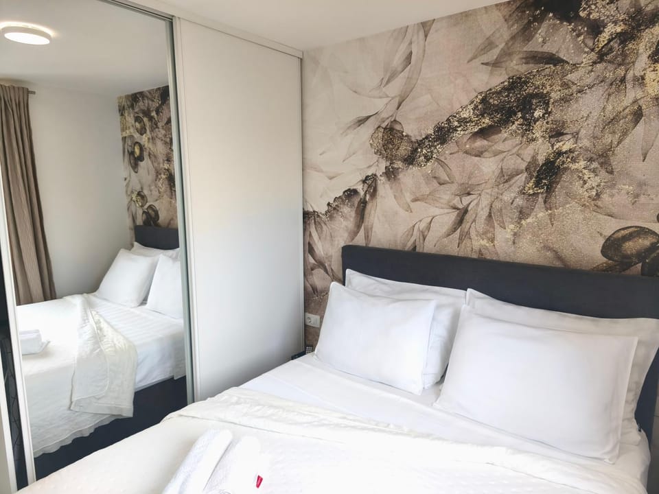 MonLux studio- FREE Public Parking-Easy Walk to the Center Apartment in Split
