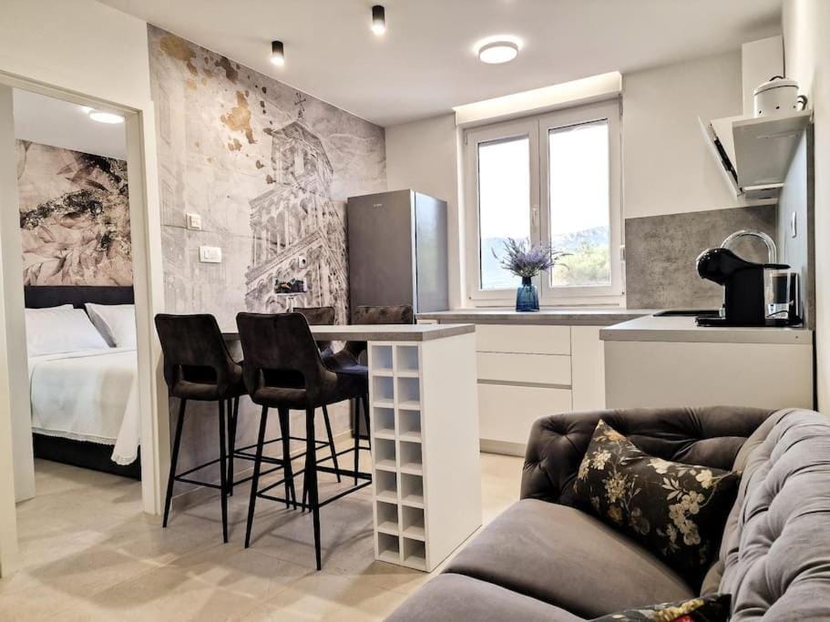 Kitchen or kitchenette, Living room, Seating area, Dining area