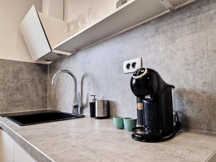 Coffee/tea facilities, Kitchen or kitchenette, stove