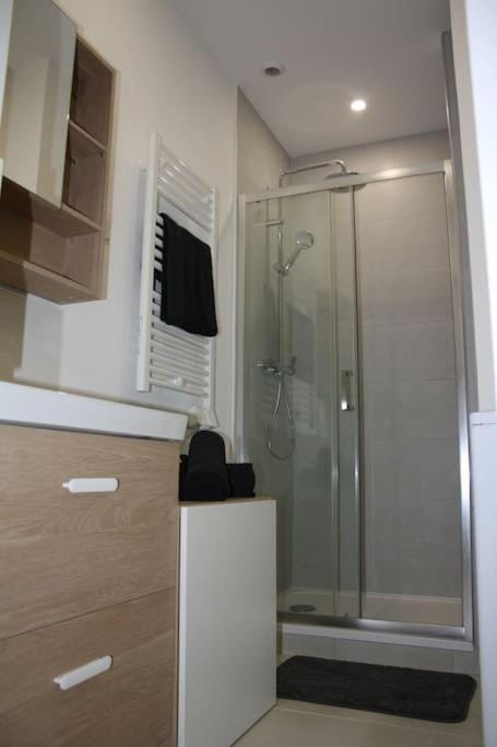 Shower, Bathroom, towels