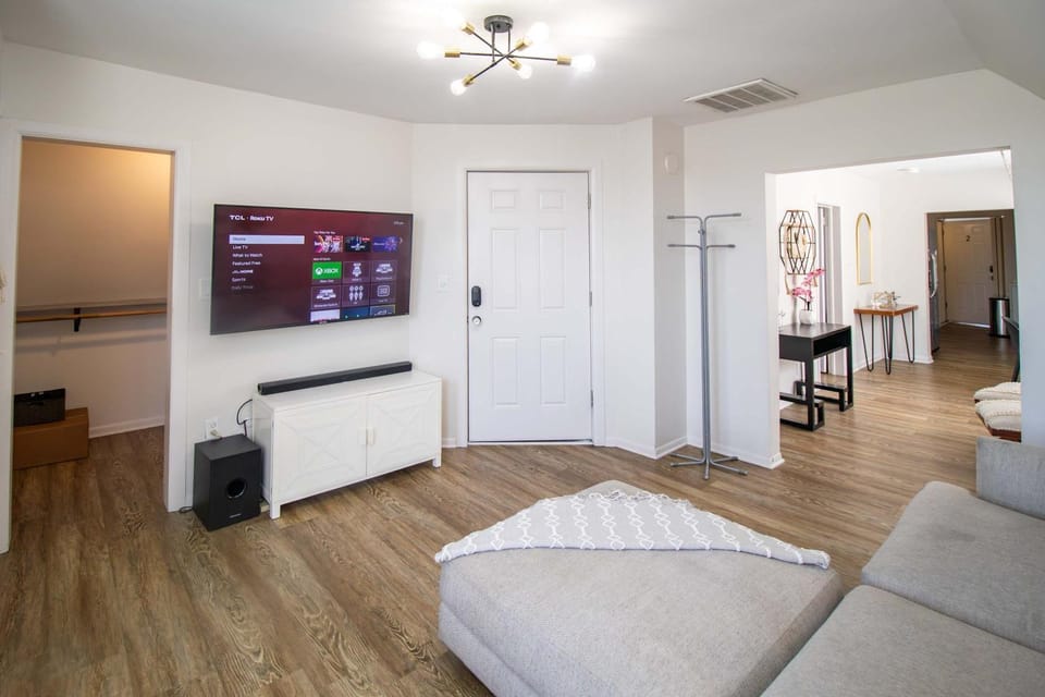 Chi-Town Hideout #2 - Near Metra Apartment in Berwyn