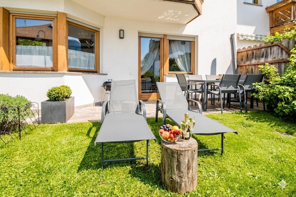 Property building, BBQ facilities, Garden, Balcony/Terrace, Seating area, Dining area, Garden view, sunbed