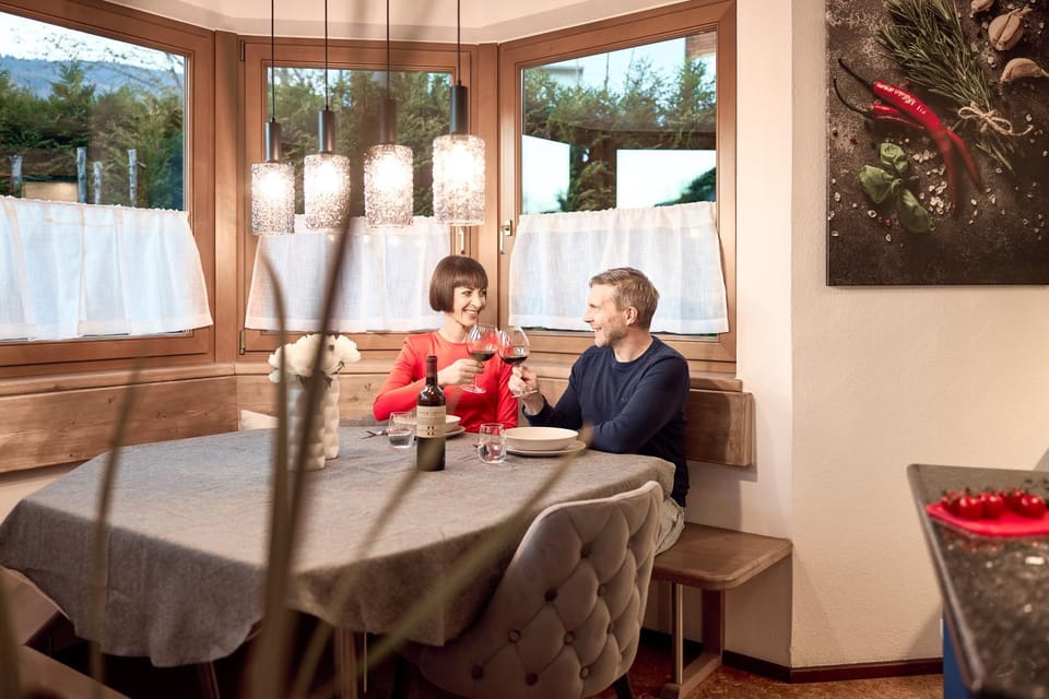 Seating area, Dining area, Guests