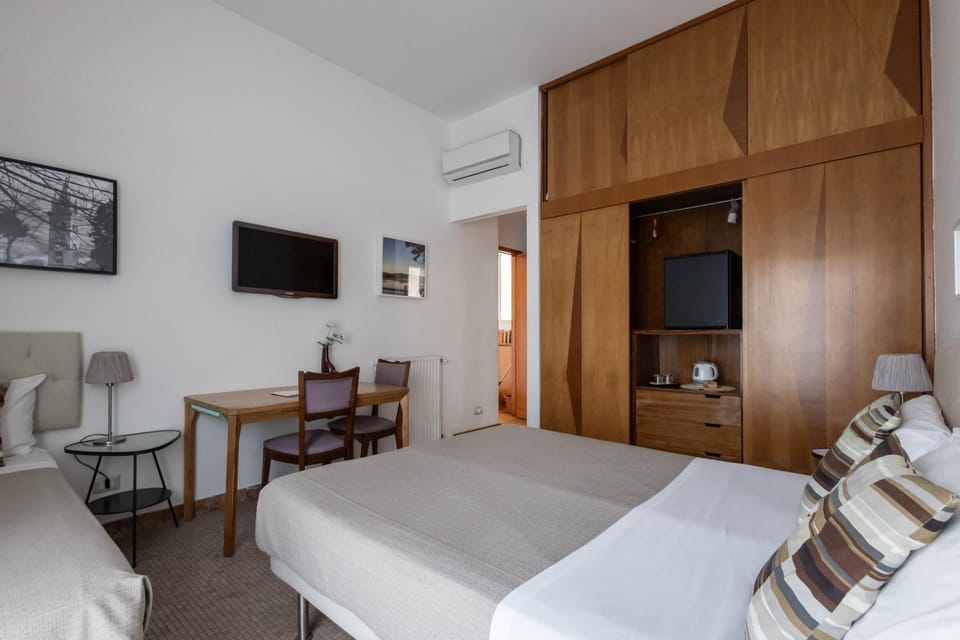 Bed, Photo of the whole room, wardrobe