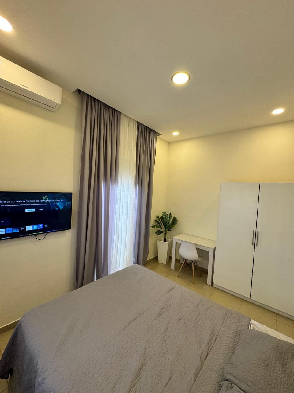 TV and multimedia, Photo of the whole room, air conditioner