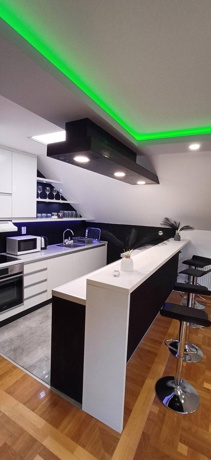 microwave, stove, kitchen