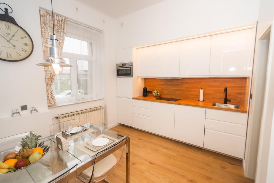 Kitchen or kitchenette, Dining area, minibar, stove