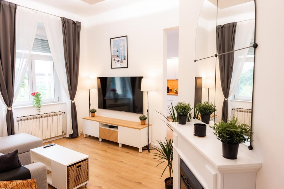 TV and multimedia, Living room, Seating area, internet
