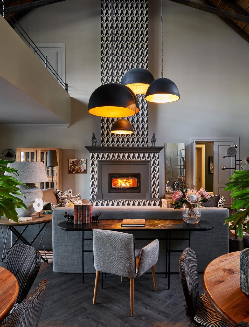 Lounge or bar, Decorative detail, Dining area, Dinner, fireplace