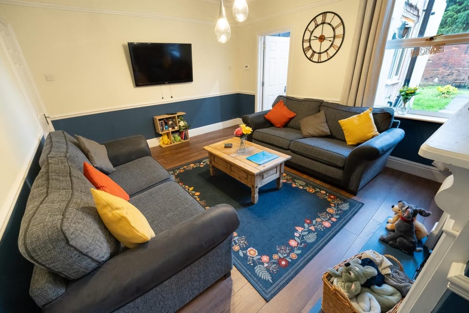 Communal lounge/ TV room, TV and multimedia, Living room, Seating area, Evening entertainment