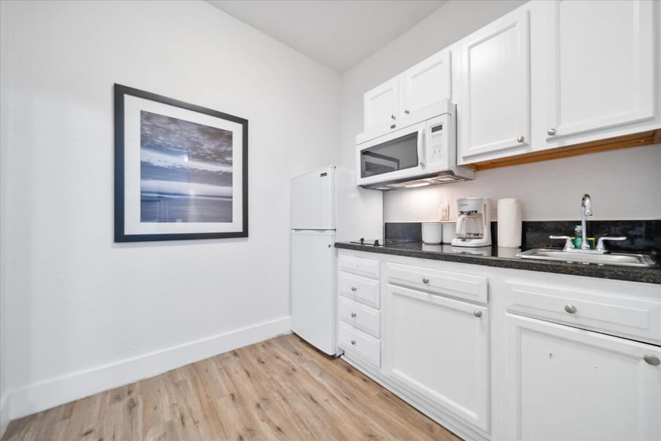 Kitchen or kitchenette, oven