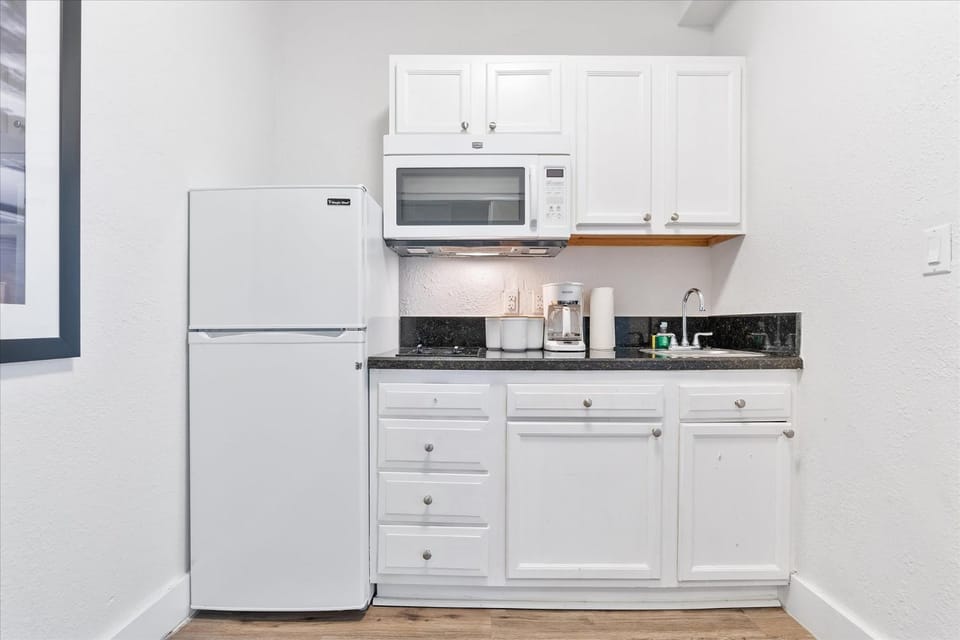 Kitchen or kitchenette, oven, stove