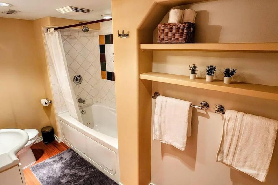 Toilet, Bathroom, towels