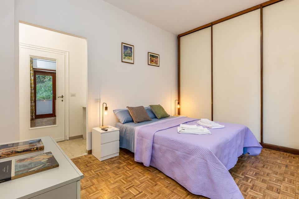 Bed, TV and multimedia, Photo of the whole room, Bedroom, towels, air conditioner