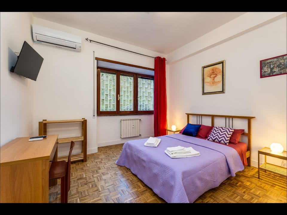 Bed, TV and multimedia, Photo of the whole room, Bedroom, air conditioner