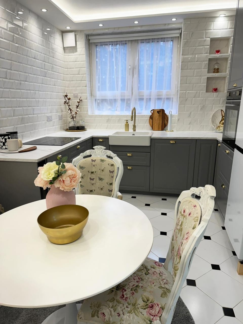 Kitchen or kitchenette, Seating area, Dining area
