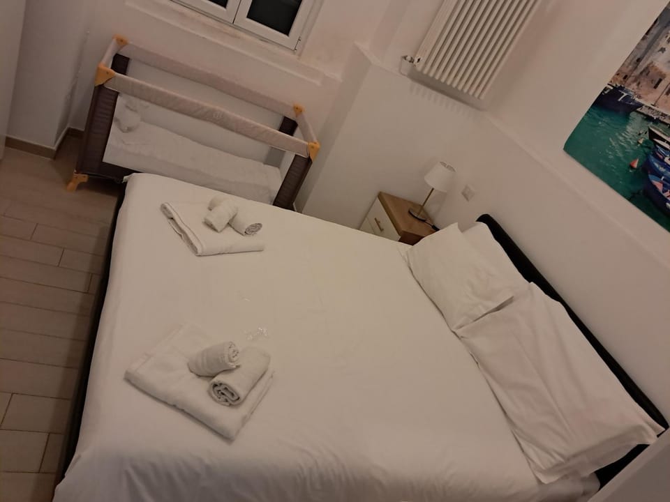 Bedroom, cot, towels