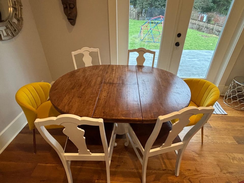 Bright Spacious Entire Home with Kids Backyard Set House in Vancouver Island