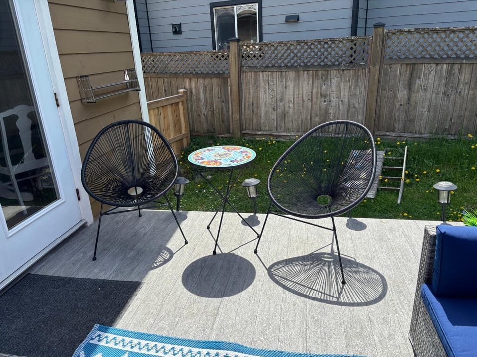 Bright Spacious Entire Home with Kids Backyard Set House in Vancouver Island