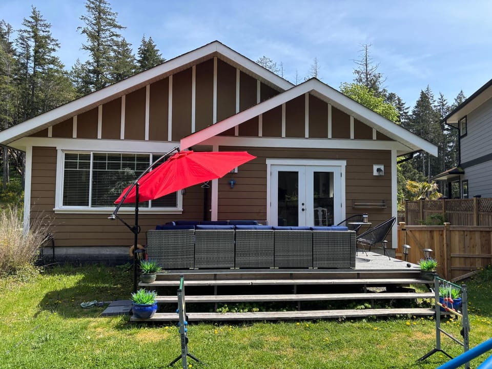 Bright Spacious Entire Home with Kids Backyard Set House in Vancouver Island