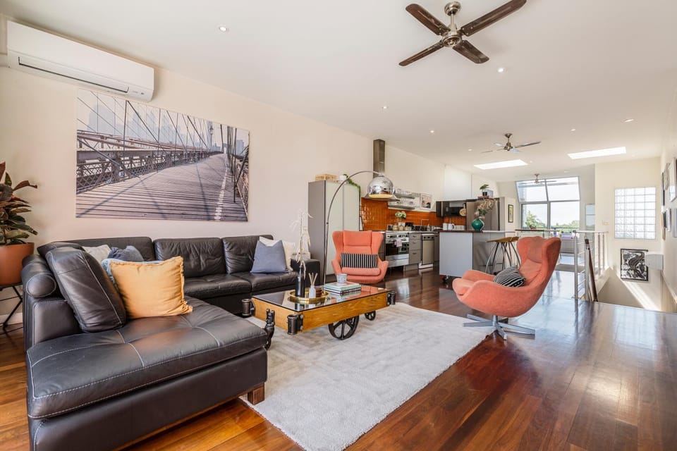 FUN&KY 260sqm Parking 2 Patios WFH WiFi CBD Views Apartment in Melbourne