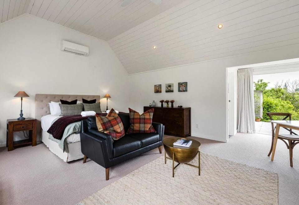 Living room, Photo of the whole room, Dining area, Bedroom, air conditioner