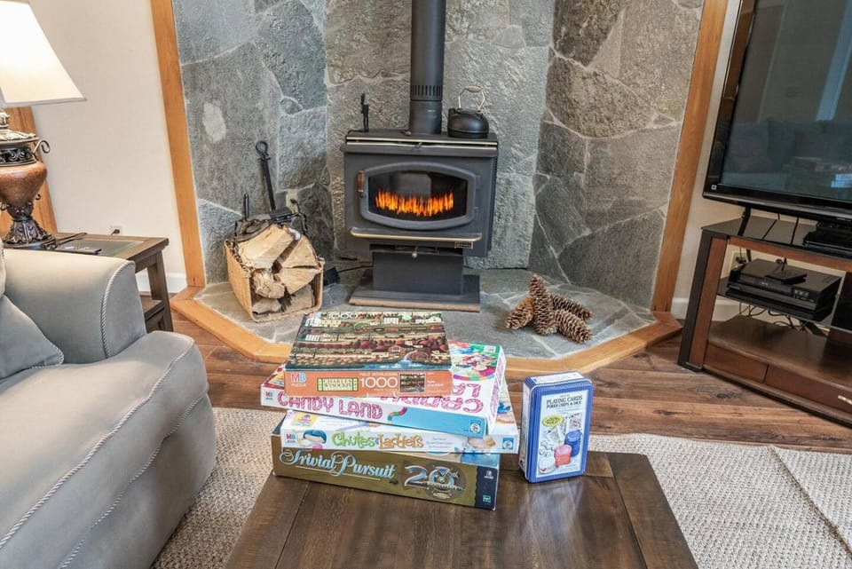 Granite Ridge Getaway Chill Deck Vibes AC House in Shaver Lake