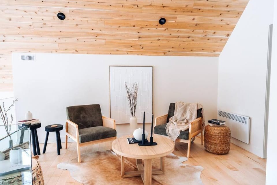 Luxurious Forest Getaway with Spa Near Tremblant Chalet in Saint-Donat