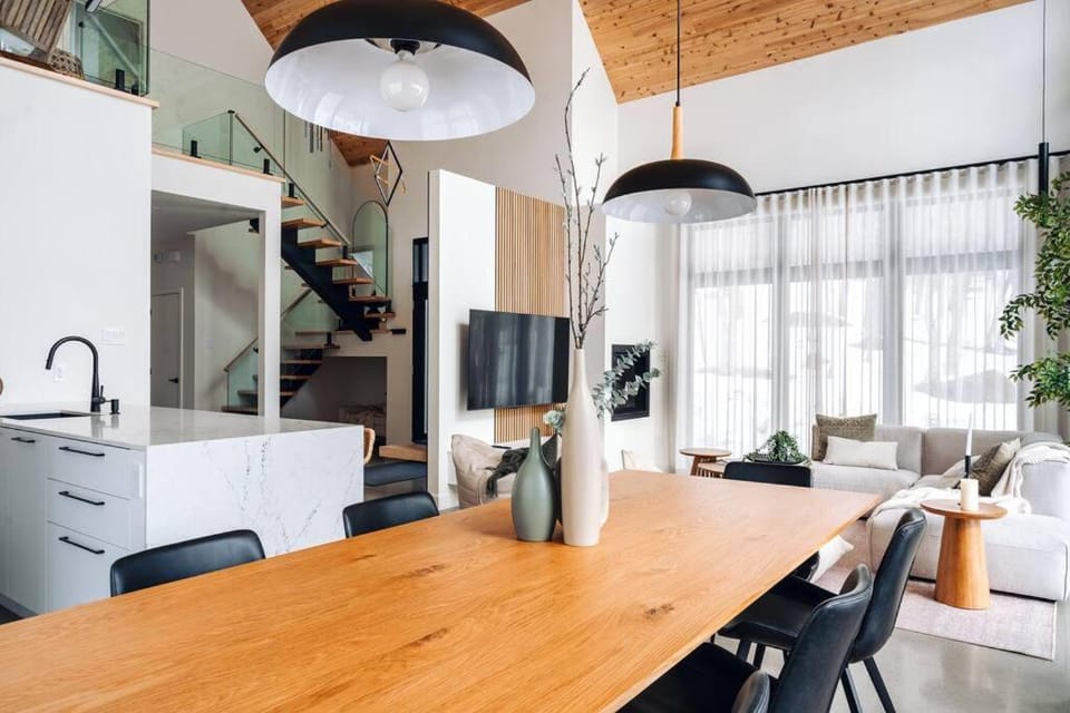 Luxurious Forest Getaway with Spa Near Tremblant Chalet in Saint-Donat