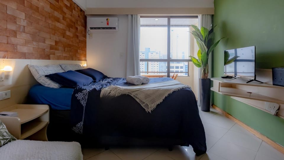 Bed, TV and multimedia, View (from property/room), Photo of the whole room, Decorative detail, Decorative detail, Bedroom, hair dresser, towels, air conditioner