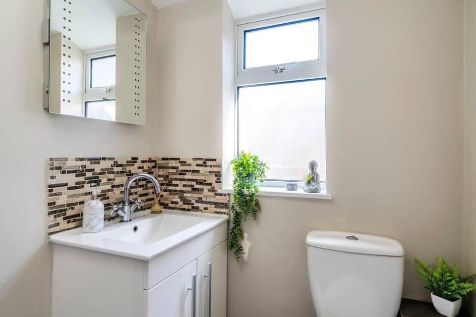 3 bedroom, terrace sleeps 5, monthly stays House in Northampton