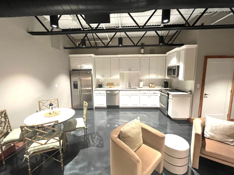 Coffee/tea facilities, Kitchen or kitchenette, Dining area