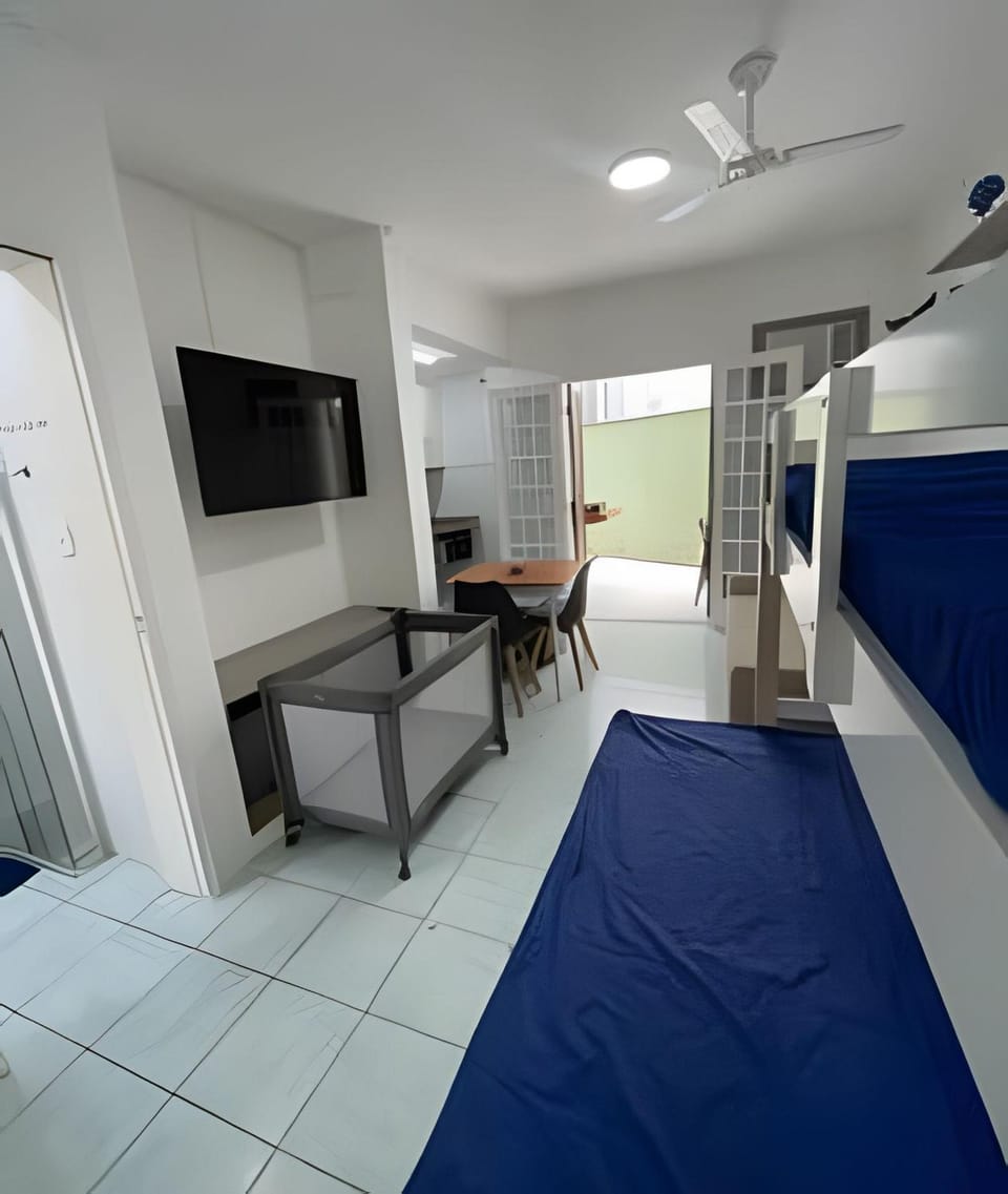 Bed, TV and multimedia, Kitchen or kitchenette, Photo of the whole room, Dining area, Bedroom