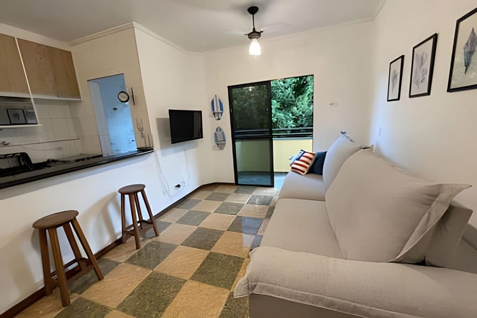 Communal lounge/ TV room, TV and multimedia, Kitchen or kitchenette, Living room, Dining area, oven, stove