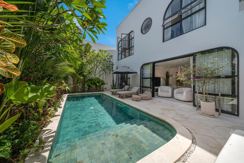 Property building, Patio, Day, Garden, Pool view, Swimming pool, sunbed