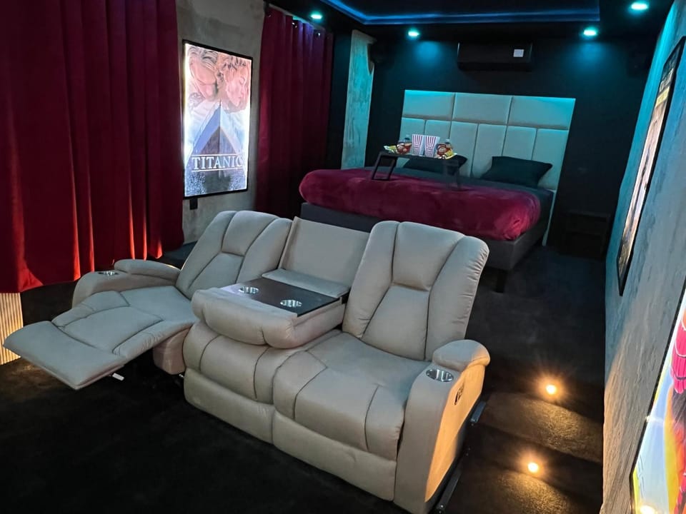 Cinéma & Jacuzzi Apartment in Auvergne-Rhône-Alpes