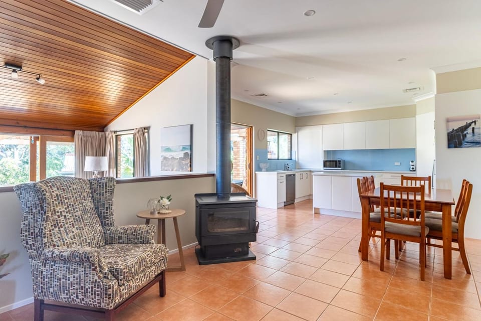 Kitchen or kitchenette, Seating area, Dining area