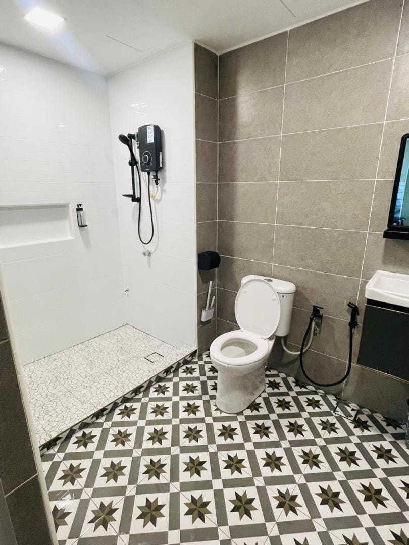 Shower, Toilet